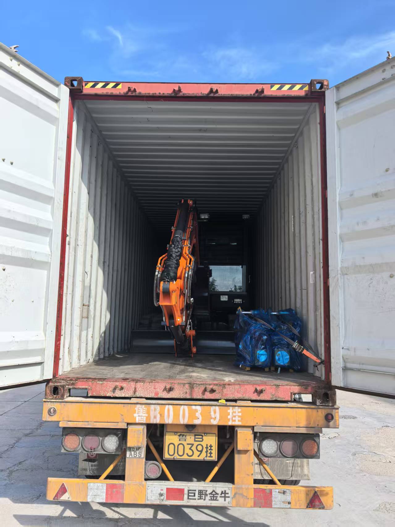 6.5T油圧ショベル2台派遣されました