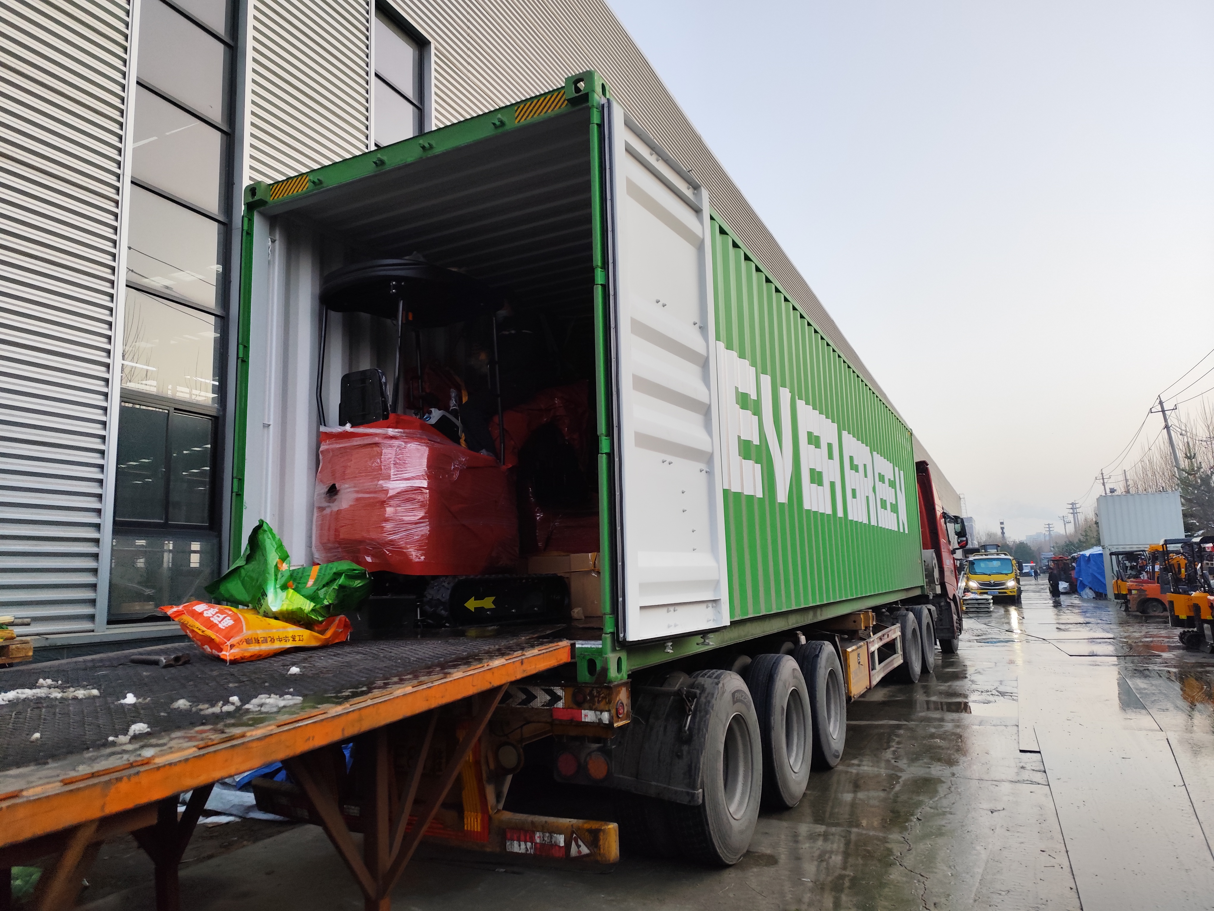 フランス顧客のミニショベル生産完了、出荷