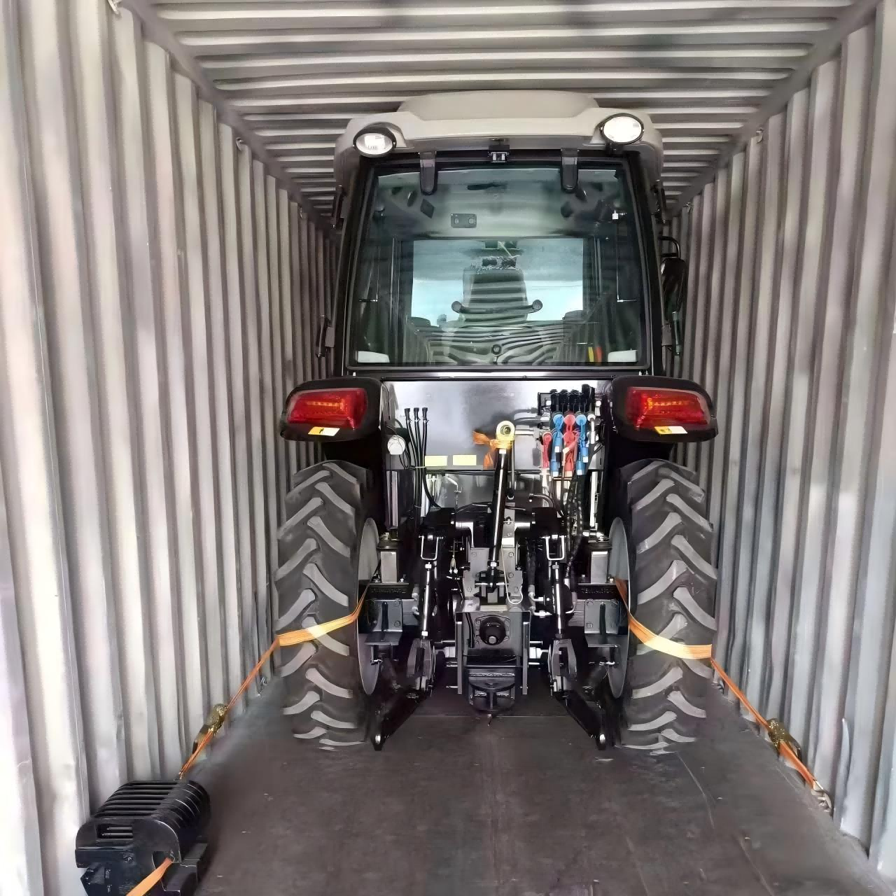 パナマの顧客向けにカスタマイズされた50馬力トラクターが納入されました。