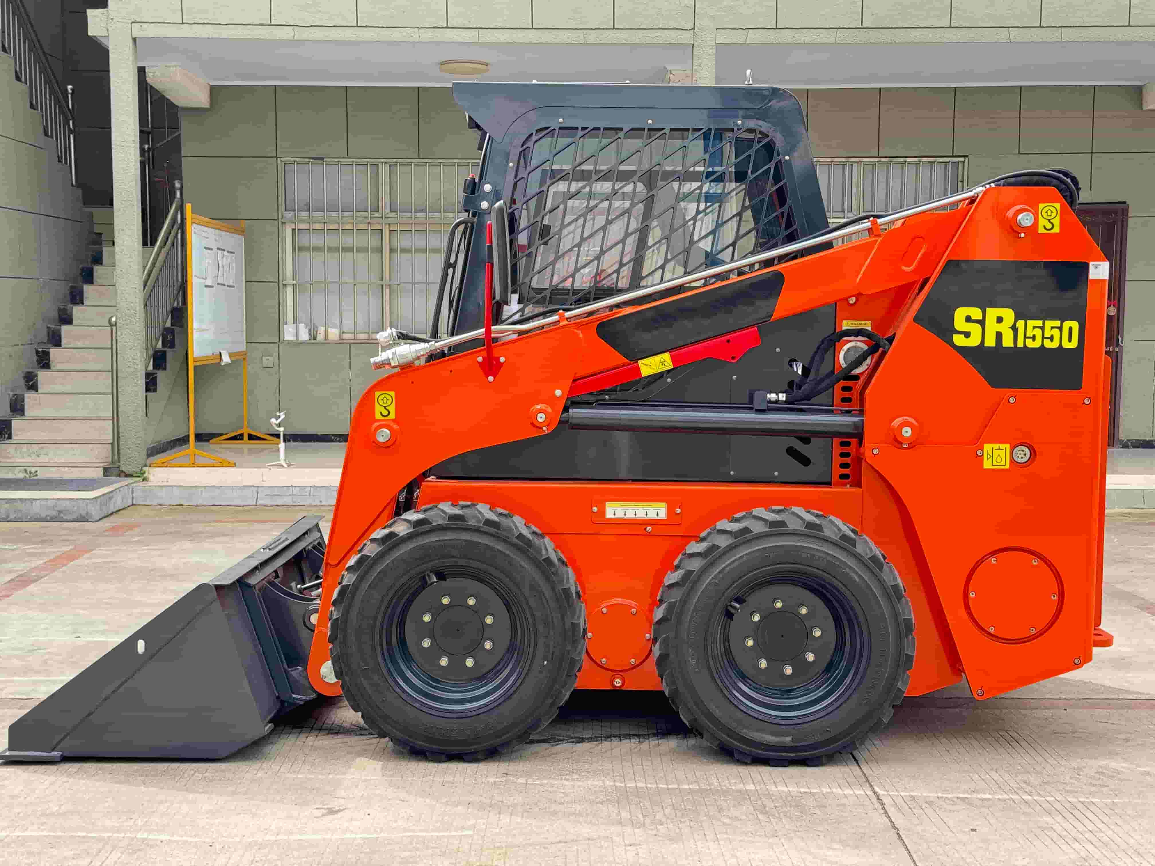 この罠に落ちないでください。主要国によるスキッドステアローダーの大量購入により、大量の「目玉商品」が誕生しました...